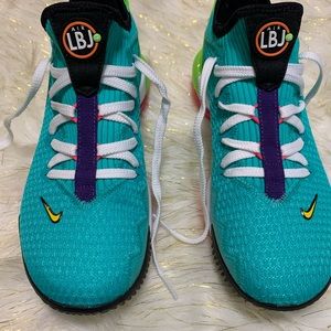 LEBRON 16 Low basketball shoes